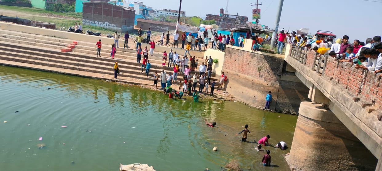 indian currency bundles found in canal may belongs to political leader in sasaram bihar sasaram news
