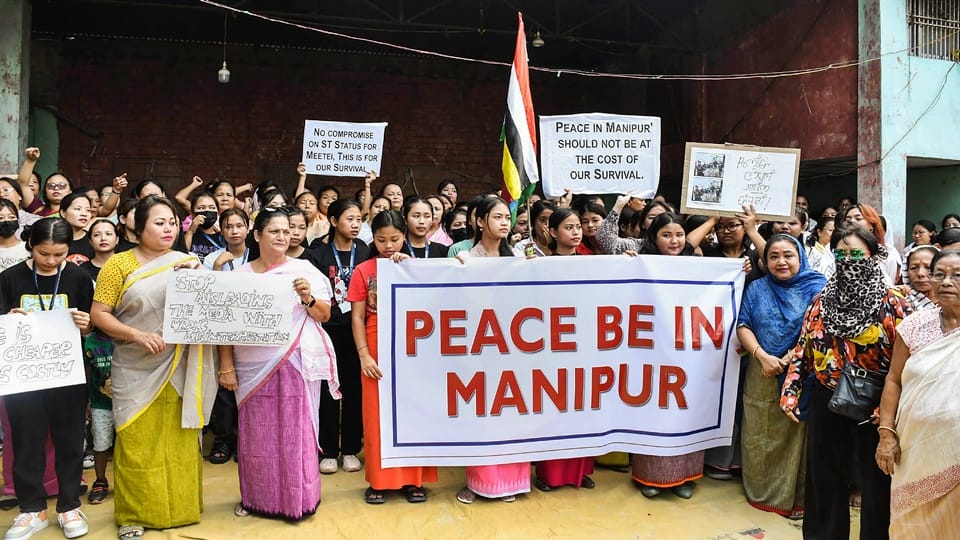 मणिपुर के लोगों ने हिंसा के खिलाफ विरोध-प्रदर्शन किया।