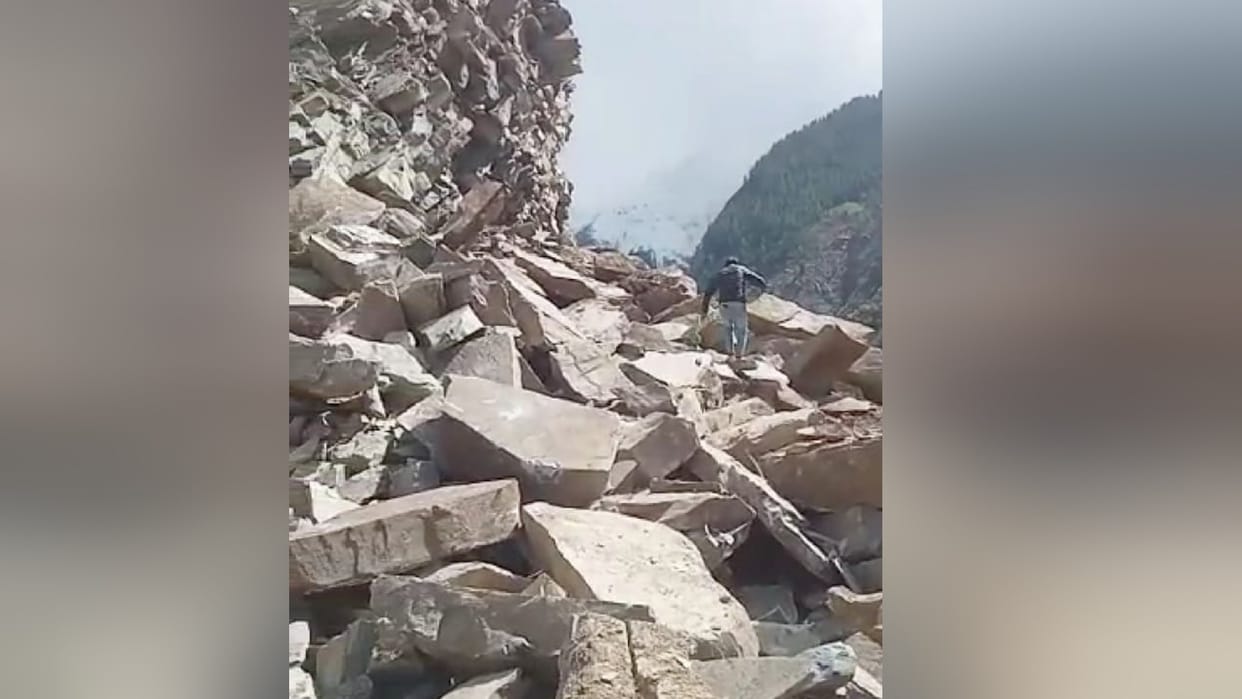 Himachal Chamba News: Landslide between Tindi and Pangi 120 passengers stuck for 27 hours