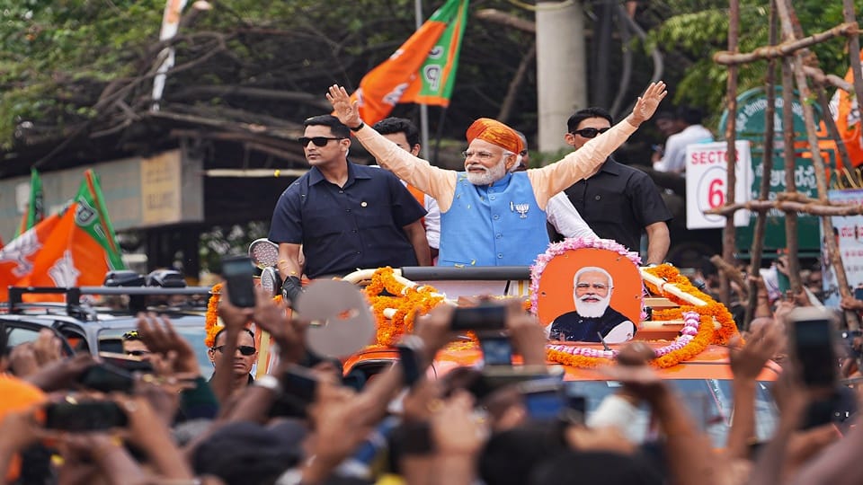 कर्नाटक के बेंगलुरु में प्रधानमंत्री नरेंद्र मोदी को रोड शो।