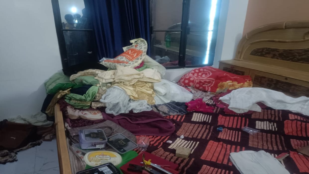 9.40 lakh cash and jewelry worth lakhs were stolen by burning the door of the house
