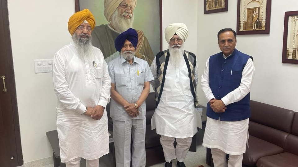 BJP punjab in-charge Vijay Rupani reached Dera Beas and took blessings from Baba Gurinder Dhillon