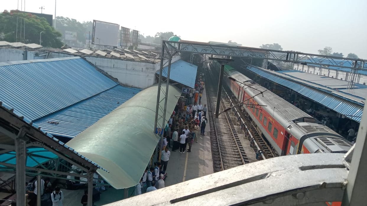 Saharanpur News: Train operations stalled for eight hours and four trains canceled