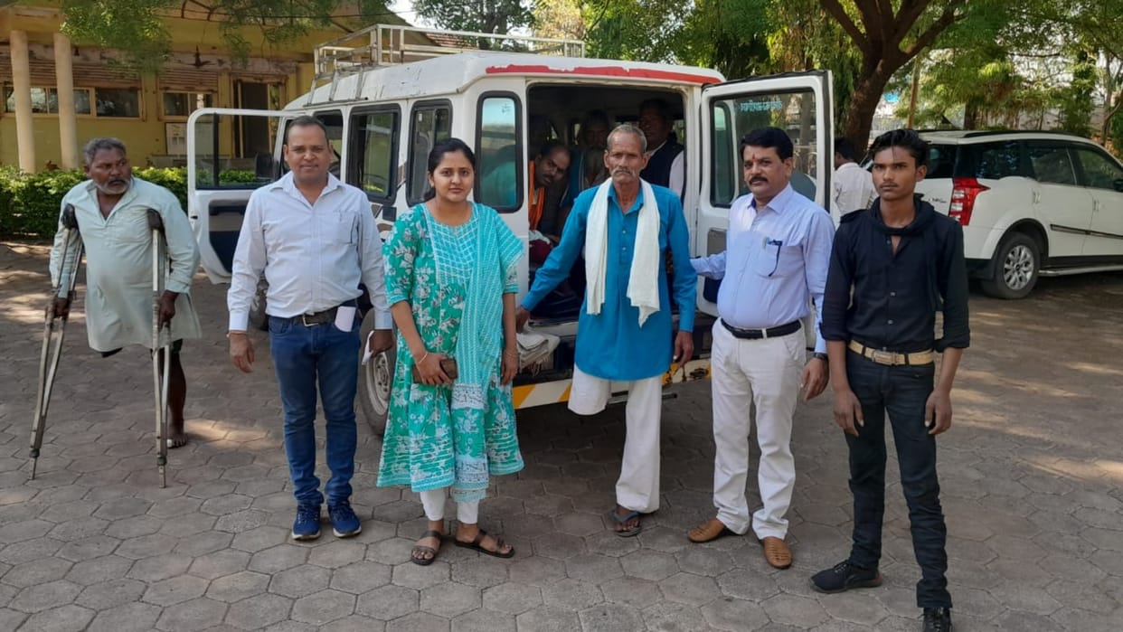 Shivpuri News 28 disabled people got free prostheses and calipers camp organized in Gwalior