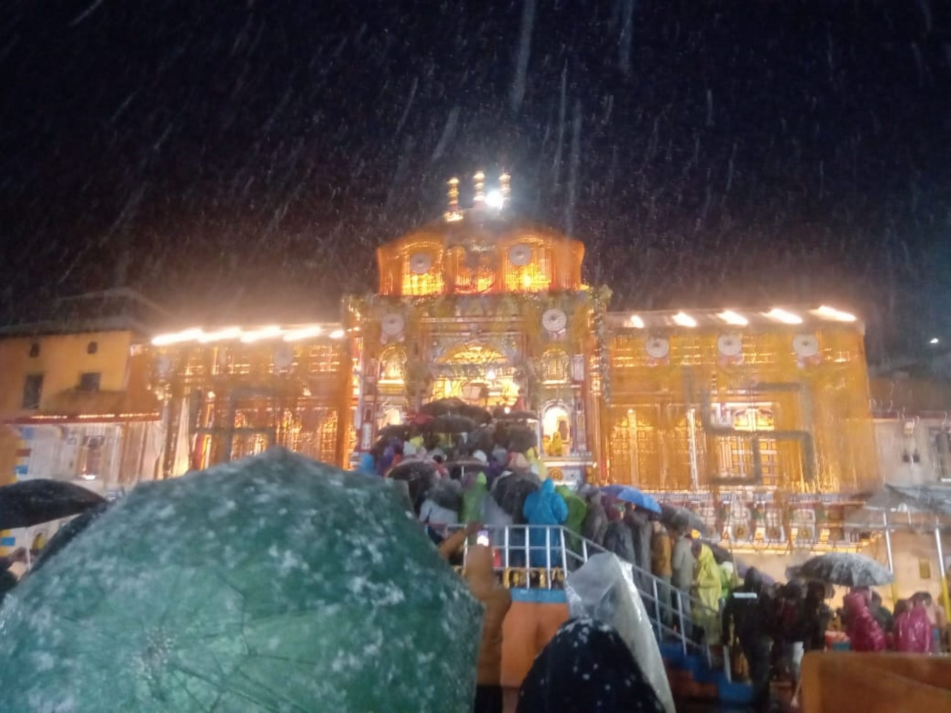 Snowfall in Badrinath Dham passengers enjoyed snowfall passengers number crossed one lakh Watch Photos