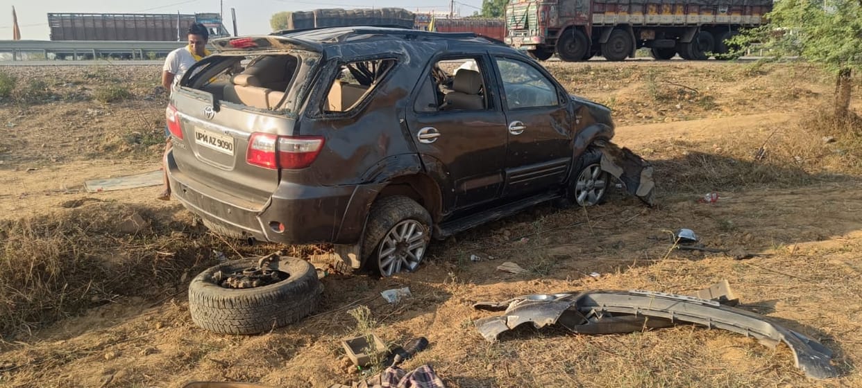 Mirzapur Accident: Fortuner overturned after hitting the divider, one dead, four injured