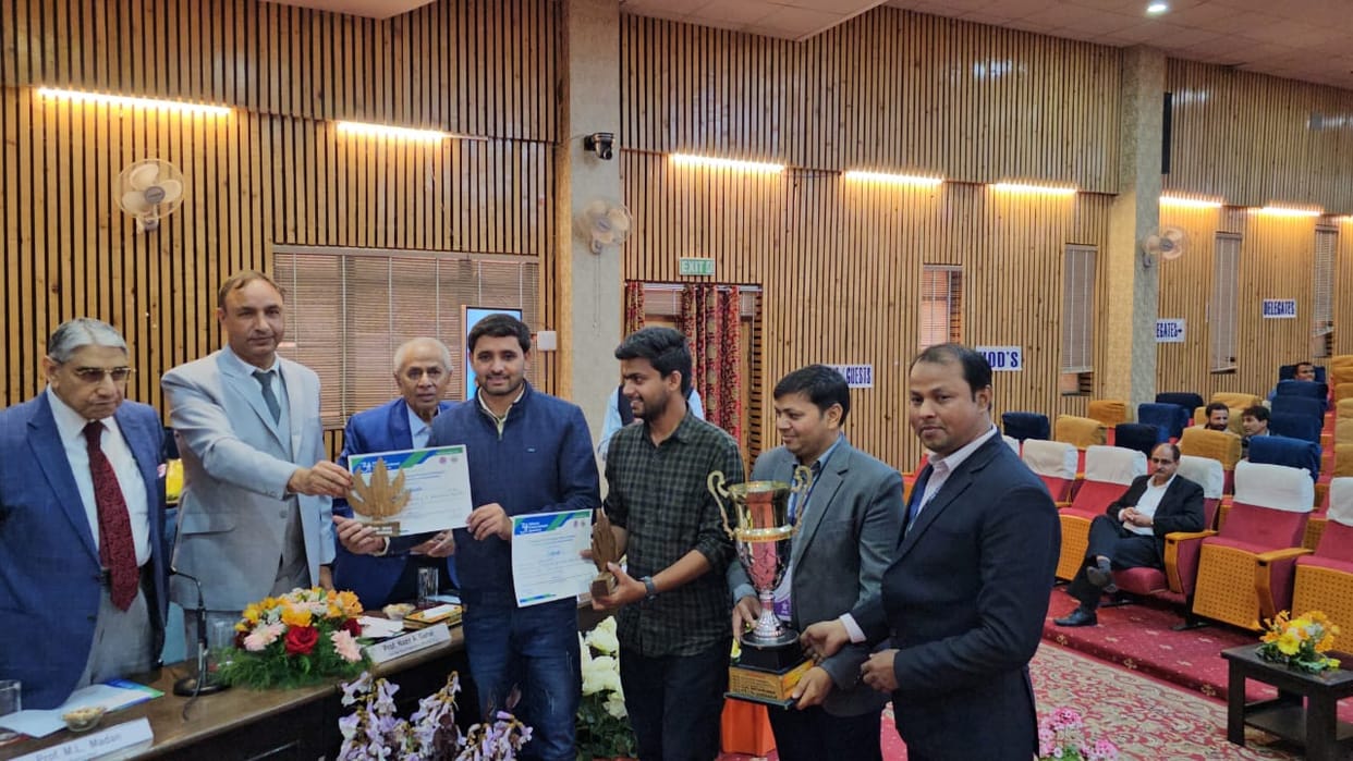 Mirzapur: Veterinary Science students of South Campus won the national quiz competition