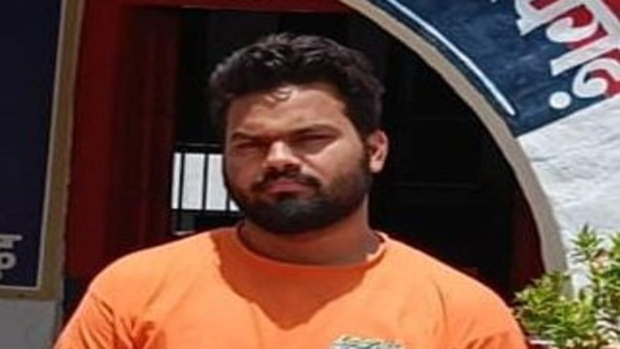To pressurize the girl's family for marriage, the businessman shot himself.