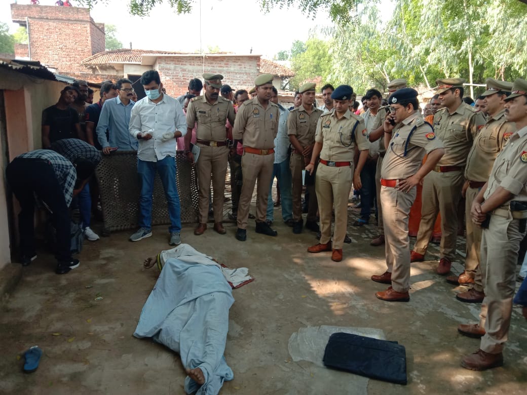 Murder of a man by slitting his throat in Varanasi, seeing the blood-soaked wife's senses, police on the spot