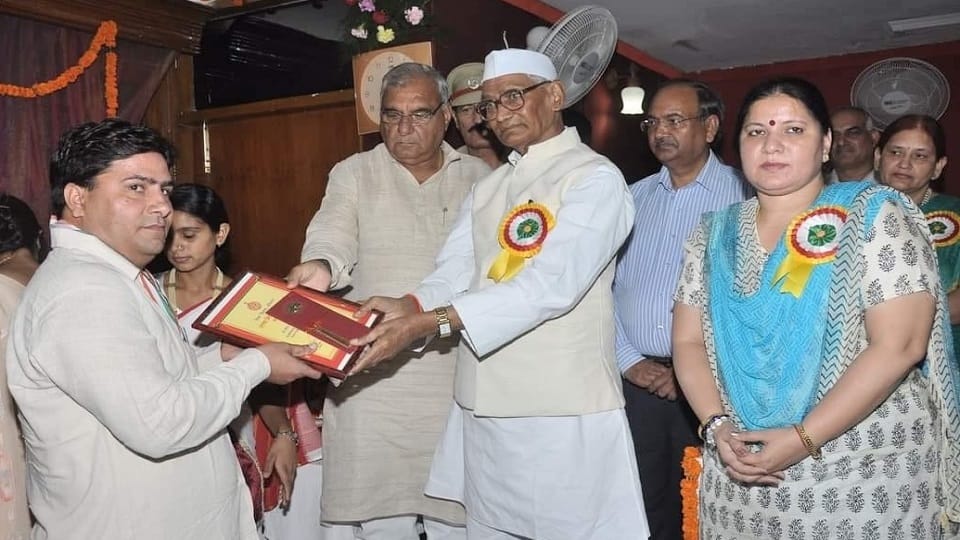 Government withdraws award from teacher after 14 years