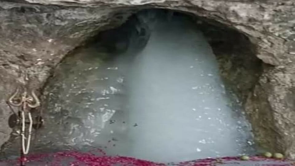 Amarnath Yatra: Baba Barfani appeared in full form in the holy cave