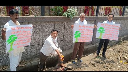 Bhopal News: भोपाल में अनोखा विरोध, कटे पेड़ों को दी श्रद्धांजलि, लोग बोले- बिना अनुमति ले ली बलि Bhopal News: Unique protest in Bhopal, paid tribute to the cut trees, people said - took the sacrifice without