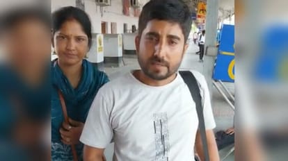 Bihar News: कर्मभूमि एक्सप्रेस में पति-पत्नी को उचक्कों ने बनाया बंधक, रेल मदद पर की शिकायत Husband and wife held hostage in Karmabhoomi Express train in Bihar, complaint on rail help