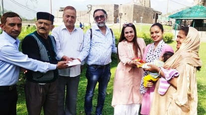 Vibha sharma gave 25 thousand rupee to Manisha after he got his lost gold chain worth seven lakh rupee