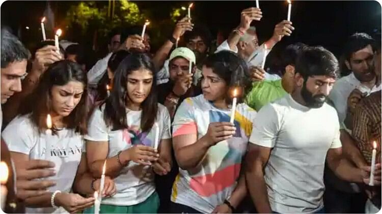 Wrestlers Protest पहलवानों ने निकाला कैंडल मार्च विनेश बोलीं संविधान