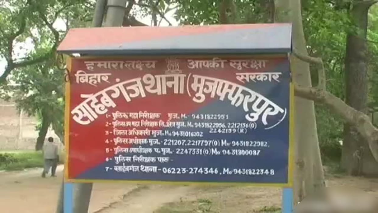 A young man danced by waving pistol on obscene song in Muzaffarpur, girl also waved weapon