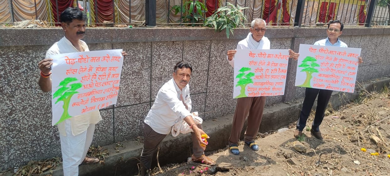 Bhopal News: Unique protest in Bhopal, paid tribute to the cut trees, people said - took the sacrifice without
