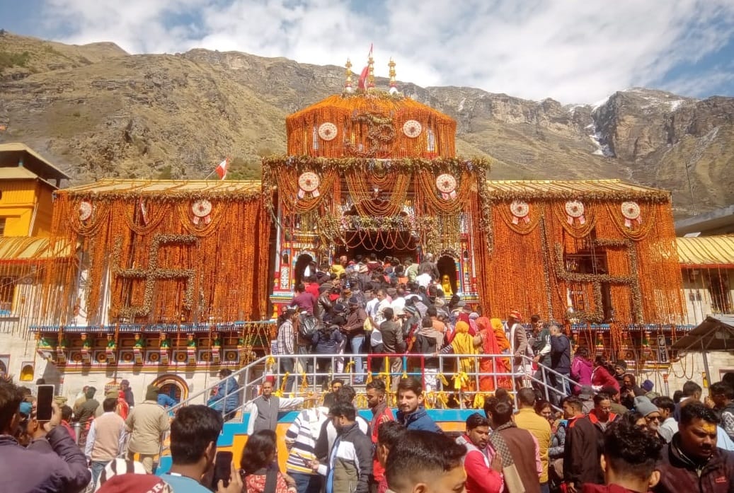 Chardham Yatra 2023 pilgrims crowd even snowfall in Gangotri Yamunotri and Kedarnath dham photos