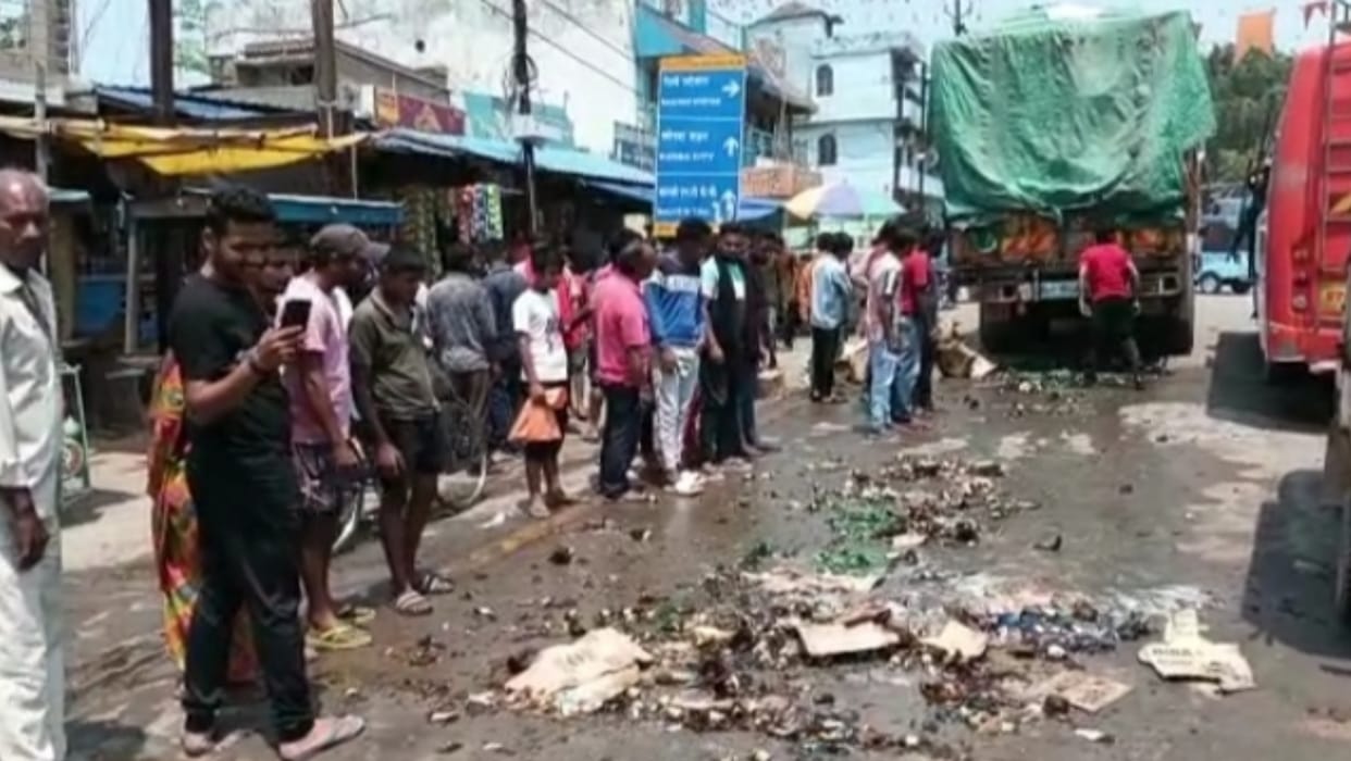 people ran away after looting beer bottles that fell from a truck in Korba