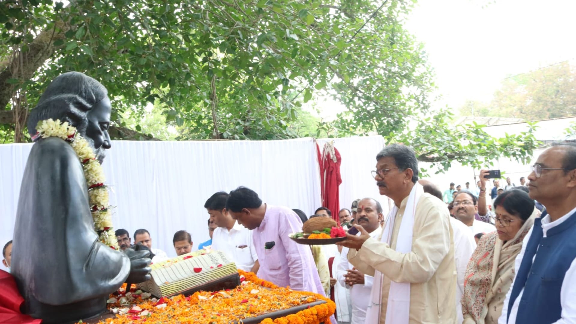 गौरेला में विधानसभा अध्यक्ष ने रविंद्र नाथ टैगोर की प्रतिमा का अनावरण किया।