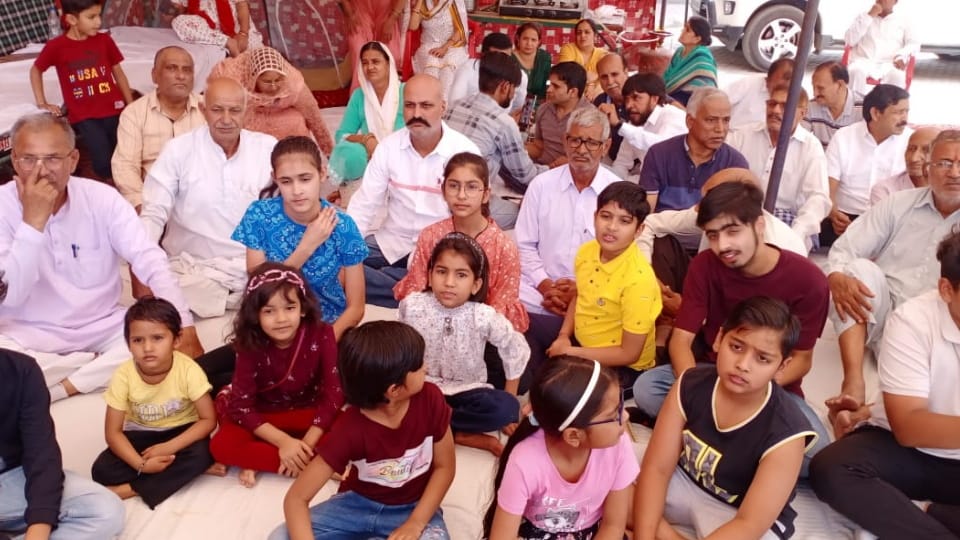 Hisar Sangharsh Samiti protest against delay in construction of Mill Gate Road continues