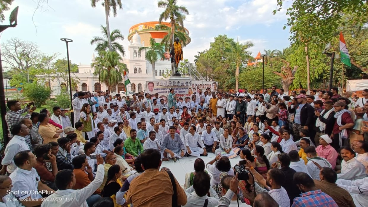 Congress took out a silent march against the vandalism in the office by Bajrang Dal