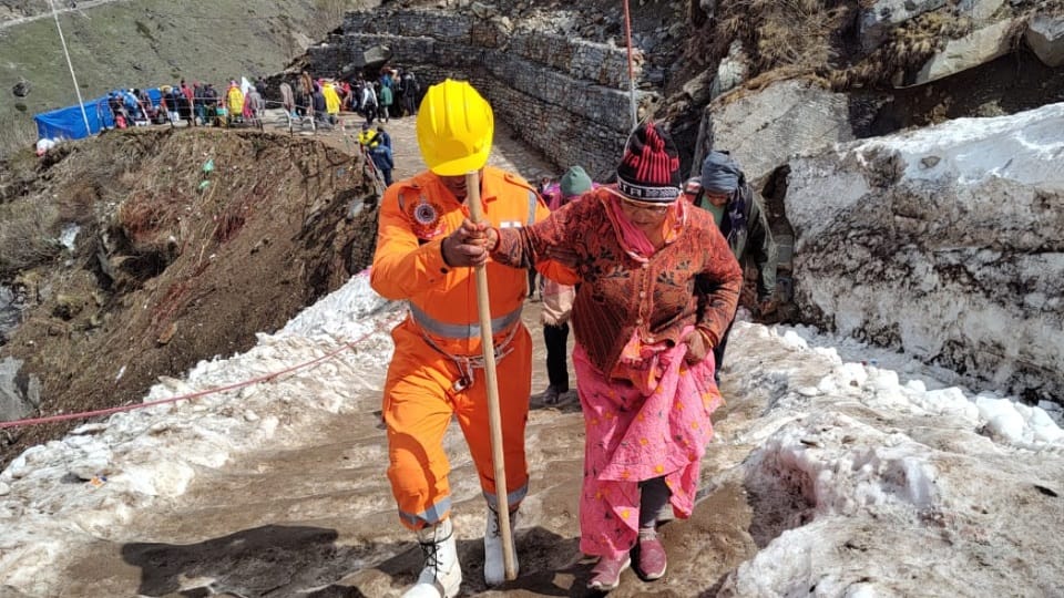 Kedarnath Dham Yatra 2023 NDRF jawans Help Pilgrims to cross iceberg zone