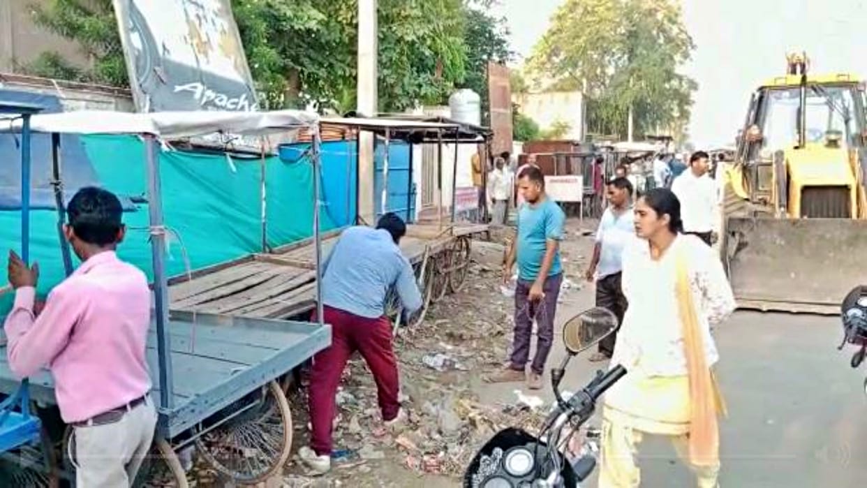 City council Jhunjhunu removed encroachment from number one road