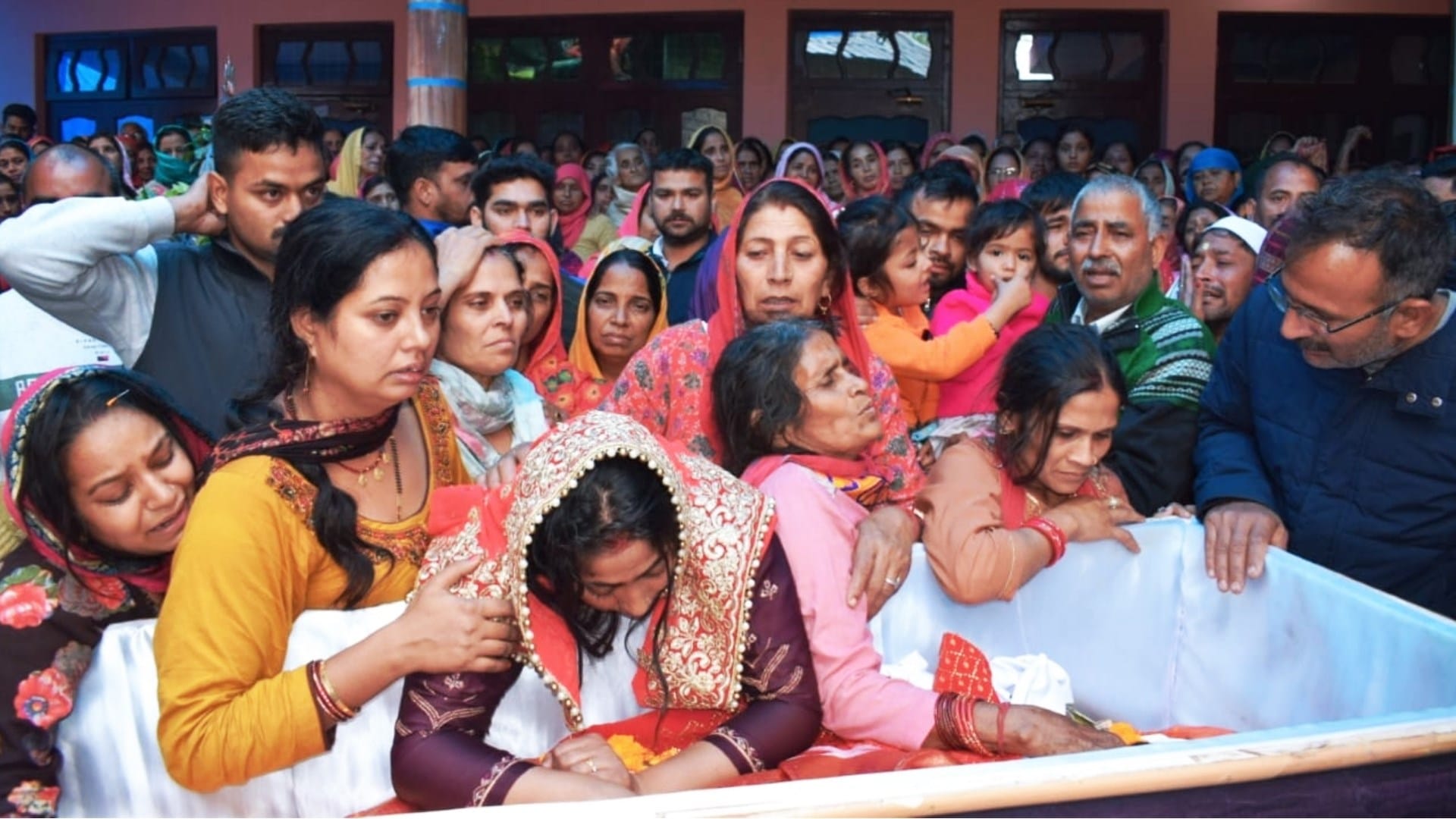 Himachal Kangra News: Bindu devi lends shoulder to mortal remains of husband Martyr Arvind Kumar