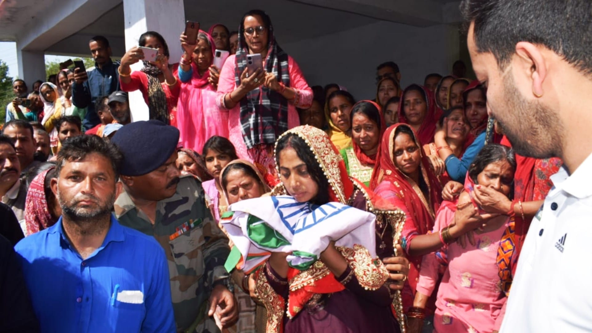 Himachal Kangra News: Bindu devi lends shoulder to mortal remains of husband Martyr Arvind Kumar