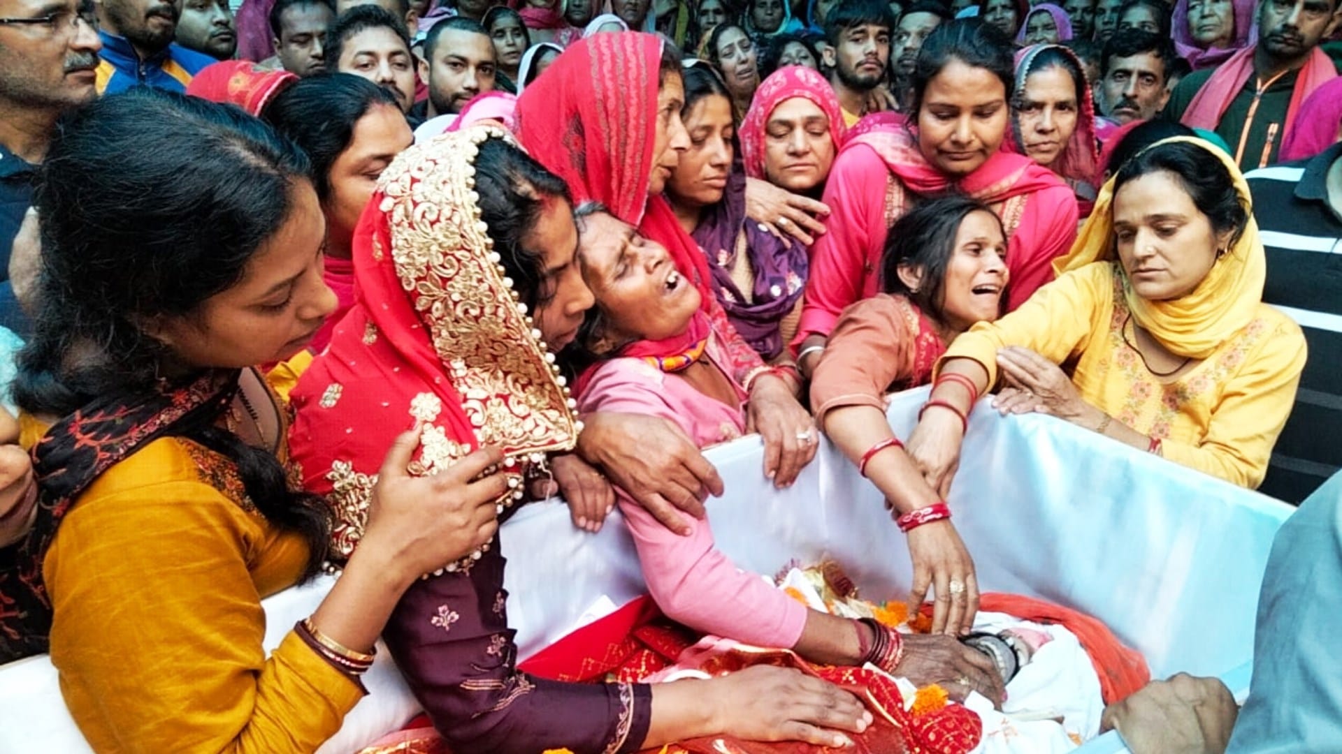 Himachal Kangra News: Bindu devi lends shoulder to mortal remains of husband Martyr Arvind Kumar