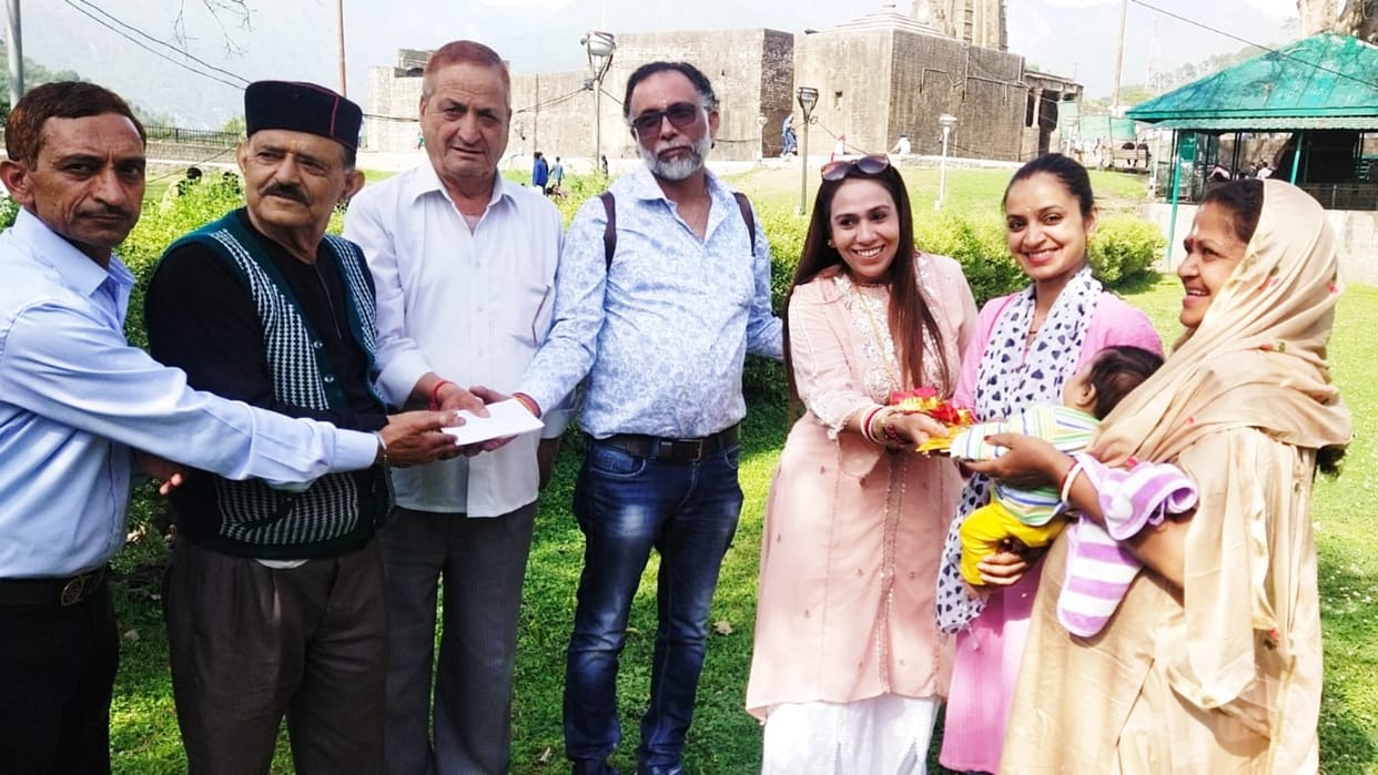 Vibha sharma gave 25 thousand rupee to Manisha after he got his lost gold chain worth seven lakh rupee