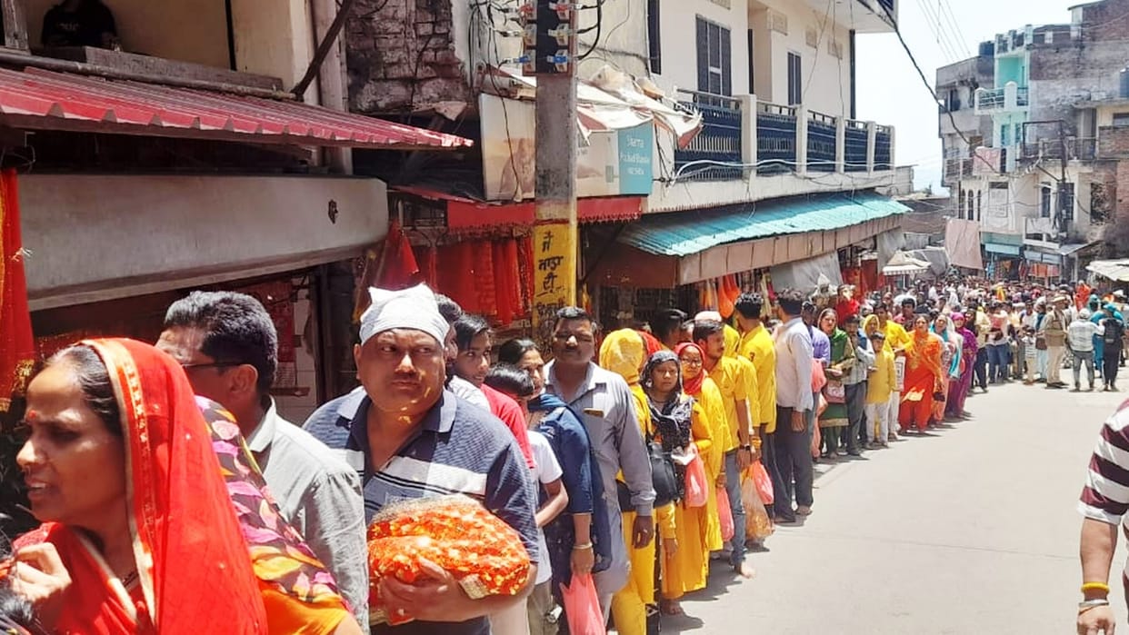 devotees rush at chintpurni temple una himachal pradesh