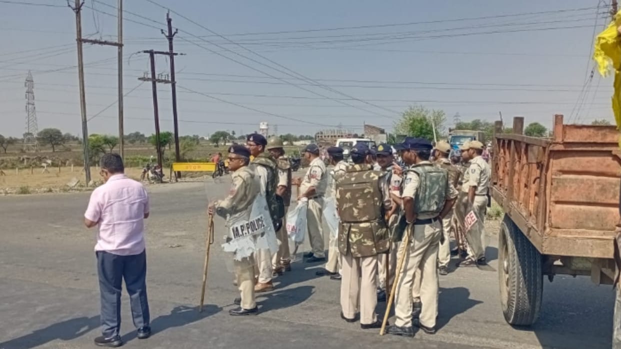 Youth murdered in Ratlam, villagers block the highway