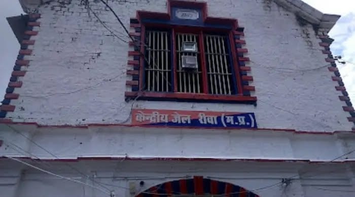 The boundary wall of Rewa Jail is making prisoners mentally ill, 74 prisoners sick