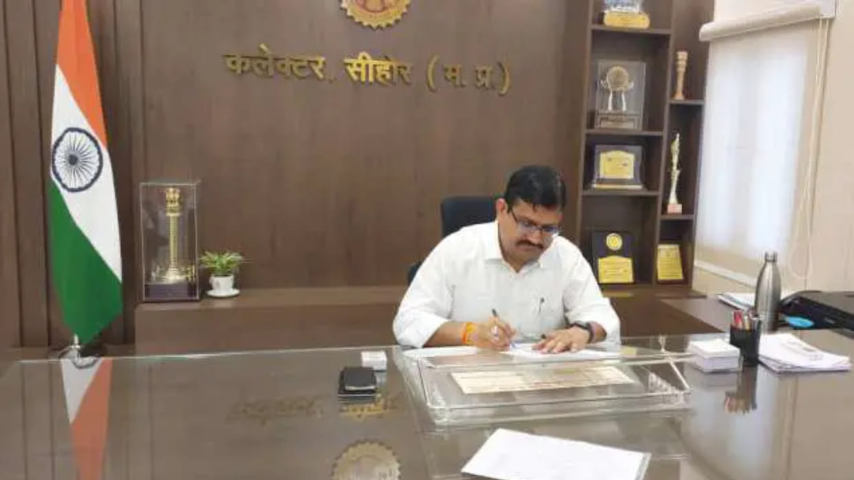 Employees put the relief amount of disaster in the accounts of acquaintances, a scam of two crores