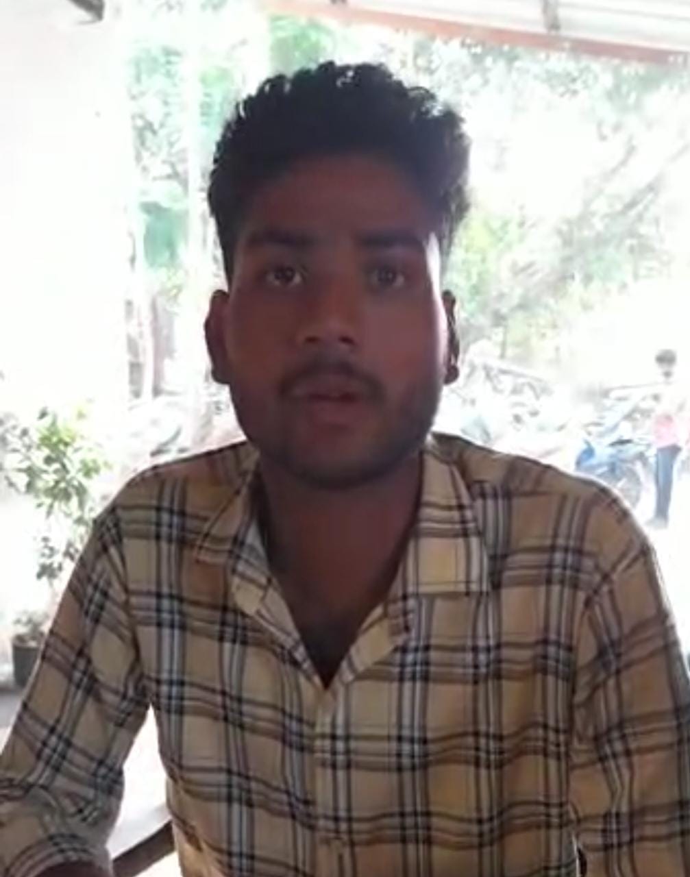 Engineering student came out of the bike with rupees in the bank after selling the land, miscreants snatched