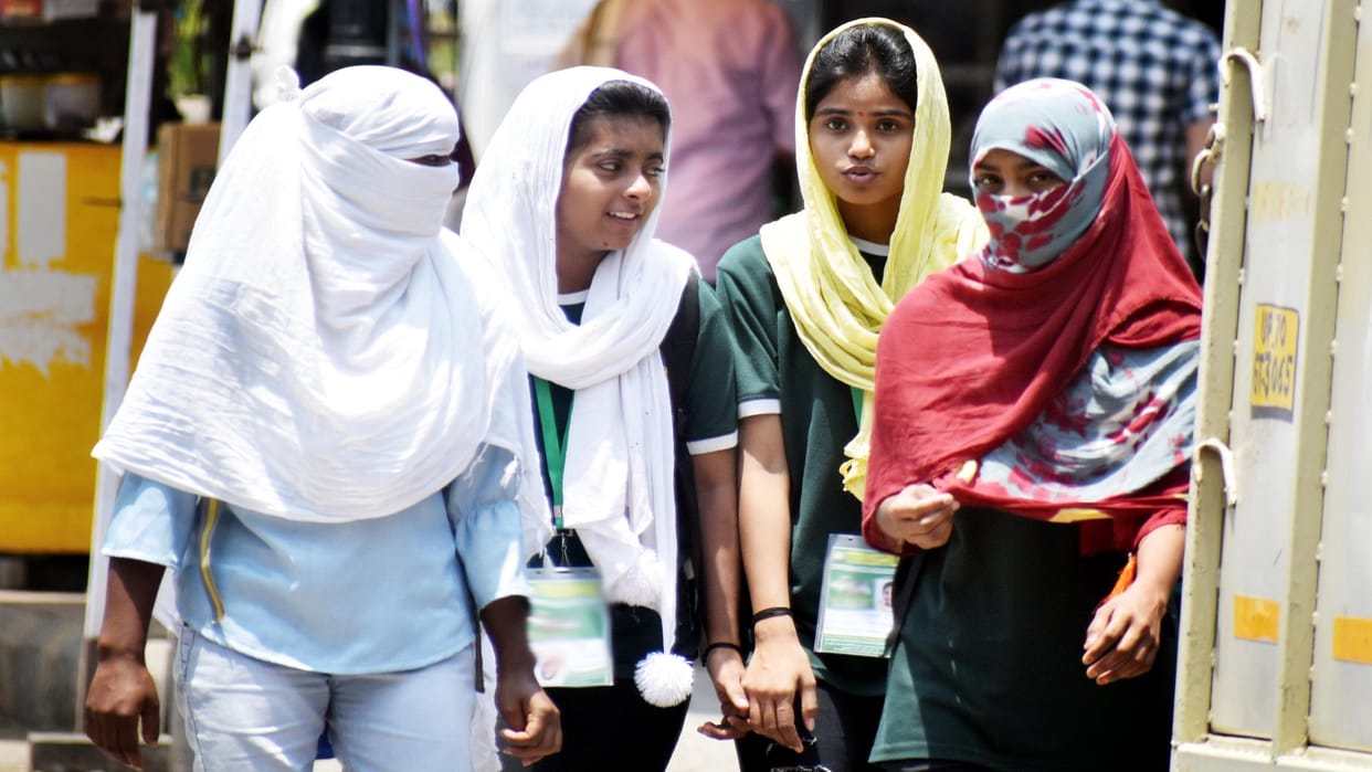 After 15 days, the mercury crossed 40, as soon as the beginning of the month of Jeth, the heat showed fierce