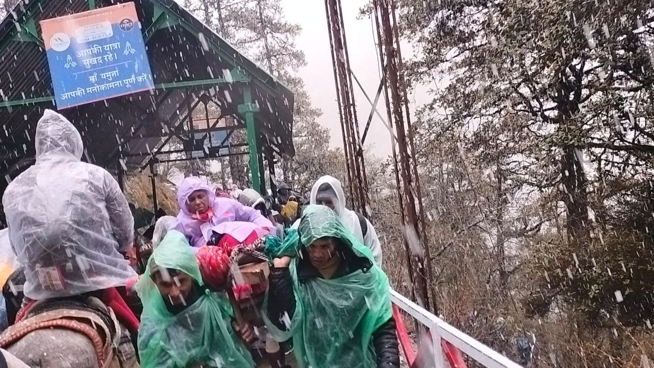 Chardham Yatra 2023 pilgrims crowd even snowfall in Gangotri Yamunotri and Kedarnath dham photos