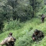 राजोरी के जंगल में आतंकियों की तलाश करते सुरक्षाबल