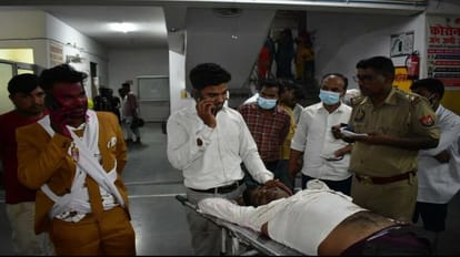 Barabanki Accident : रांग साइड जा रही बरातियों से भरी वैन ट्रक से भिड़ी, पांच की मौत, पांच गंभीर Barabanki News: Truck collided with the van, two died, seven serious, the van full of wedding processions was