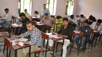 Hathras News: बीए, एमए, बीएएलएलबी और एलएलबी की परीक्षा हुईं शुरु, 41 परीक्षार्थी रहे गैरहाजिर BA, MA, BALLB and LLB exams started