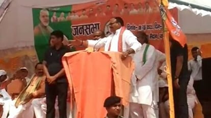 Bhadohi: डिप्टी सीएम ब्रजेश पाठक की जनसभा, बजरंगबली के नाम पर बैन को लेकर कांग्रेस पर साधा निशाना Deputy CM Brajesh Pathak's public meeting, targeted the Congress for the ban on the name of Bajrangbali