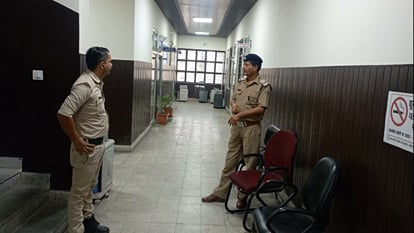 Rudrapur: सीएमओ कार्यालय में विजिलेंस का छापा, एसीएमओ और संविदा कर्मी रिश्वत लेने के आरोप में गिरफ्तार Rudrapur News Vigilance arrested Health Department employee and acmo for taking bribe