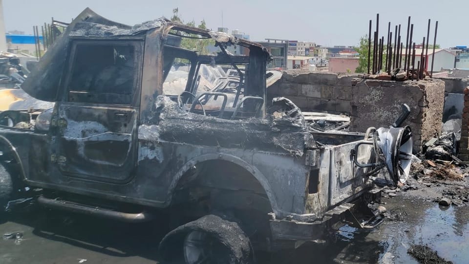 Fierce fire in Mahindra car showroom