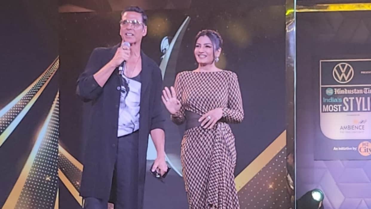 Raveen Tandon Akshay Kumar Video Viral On Social Media Of A Awards Functions Users Call Them Hottest Pair