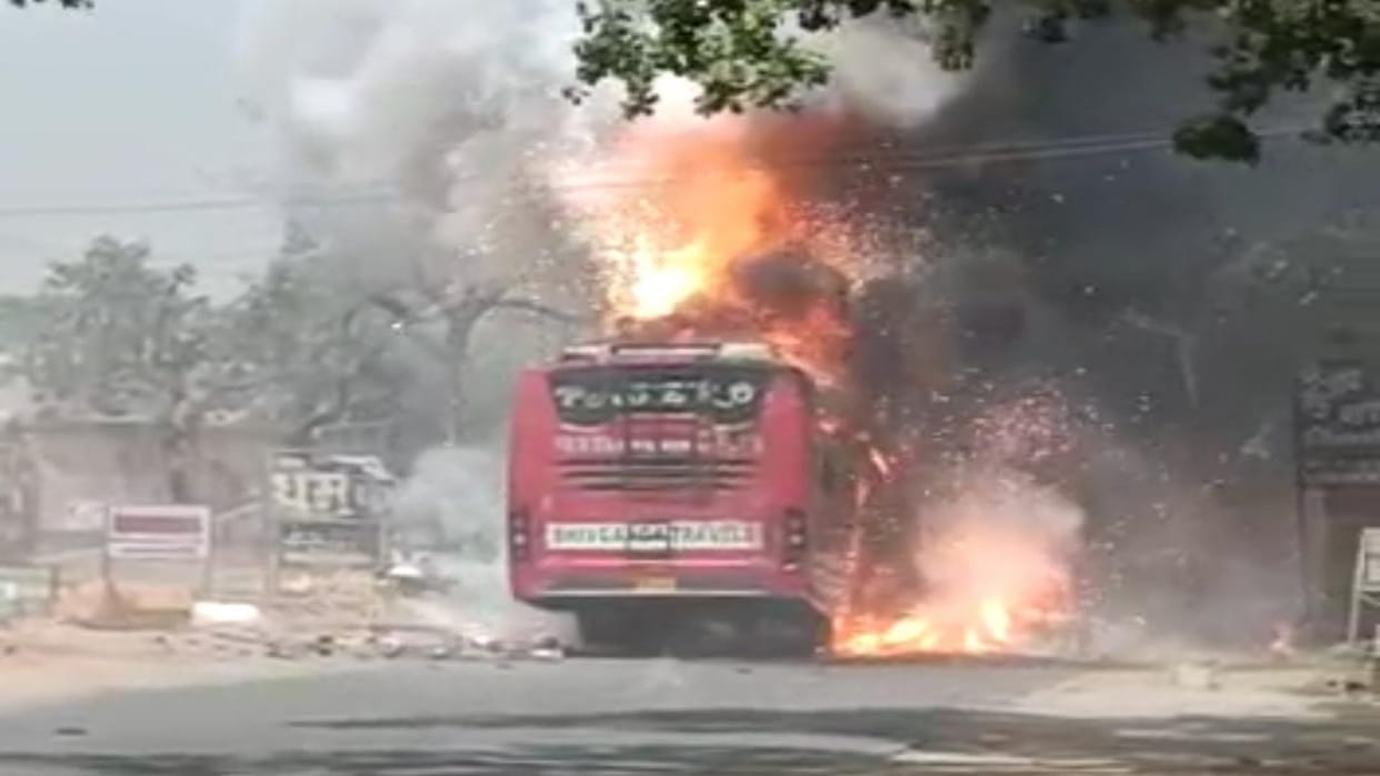 Bus carrying firecrackers in Muzaffarpur burnt to ashes after coming under the grip of high tension wire
