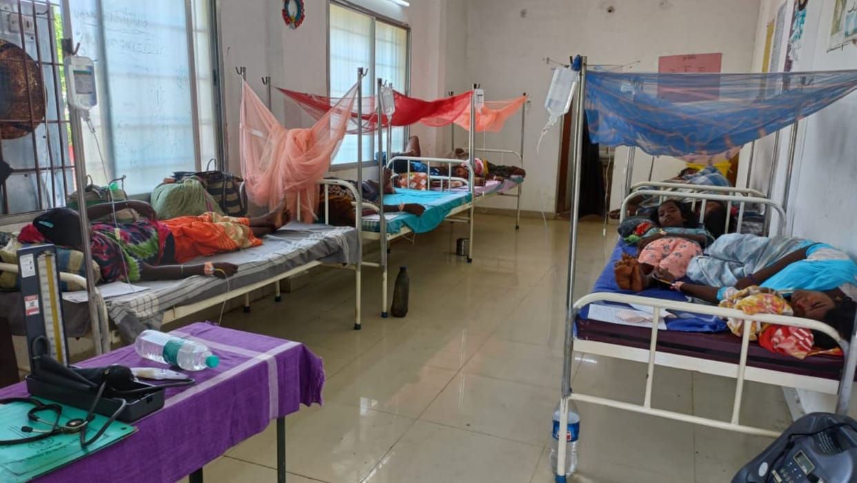 young man killed 20 injured due to lightning in tendupatta Phad in bijapur