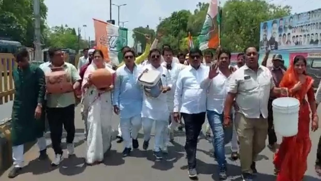 Congress protests at PHE office in Ujjain regarding water supply and its bill in the city