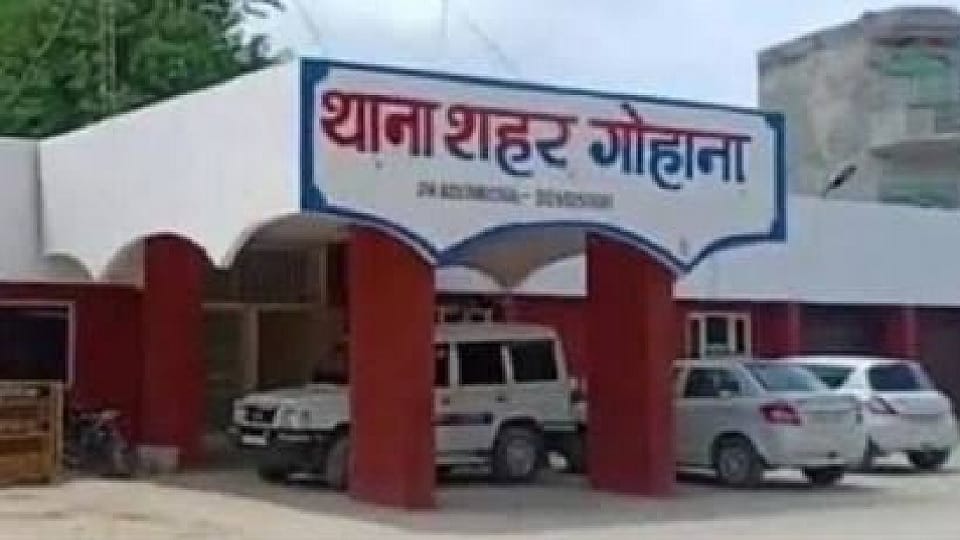Car window left open in Sonipat, thieves took away two lakh rupees and gold bracelet